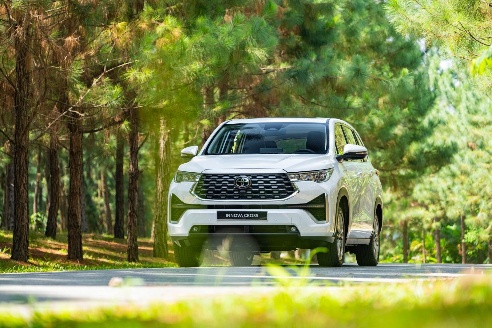 Toyota innova cross 2024